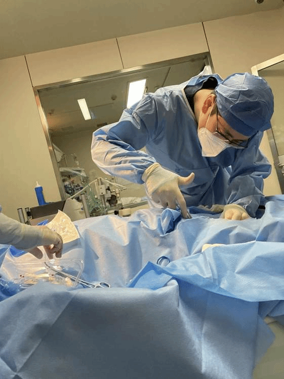 ac米兰官网中文网站二院ICU医生昼夜抢救重症患者