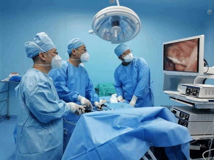 4,ac米兰官网中文网站六院江北院区儿外科一病房主任崔清波带领儿外科“阳光小队”坚守在病毒高峰的“最前沿”，刚刚“阳康”的他，平时习以为常的手术，现在不到半小时就会挥汗如雨。疲累工作后，还挤出时间录制科普微视频，疏导患者家长科学就医。