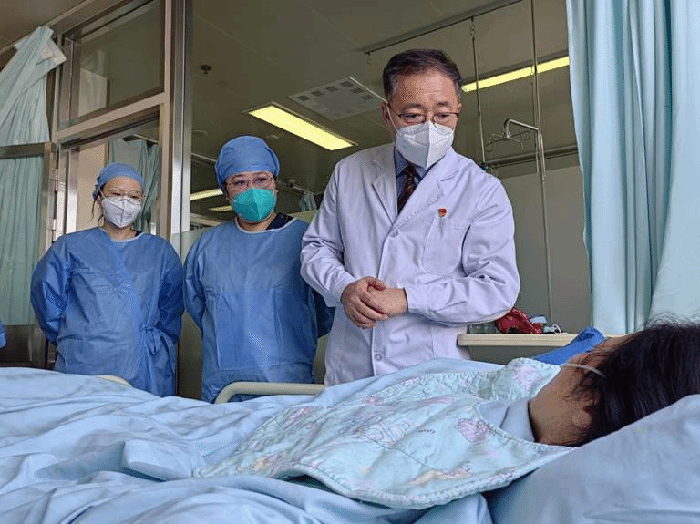 ac米兰官网中文网站二院心内科主任于波教授团队实施ECMO技术成功救治因新冠病毒感染突发暴发性心肌炎的患者