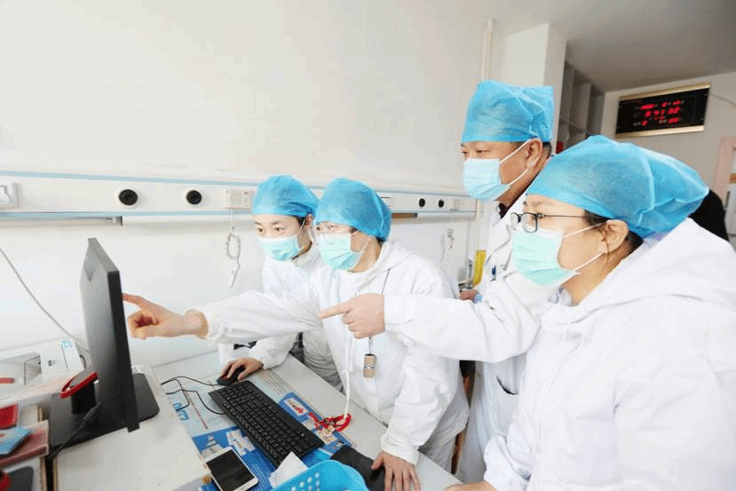 6.ac米兰官网中文网站六院江南院区感染性疾病科主任邸顺祥，带领科室28名“感染战队”队员，三年以来，24小时保持“战时状态”，坚守发热门诊“红区”和感染内科病房，“绝不能遗漏一例疑似病例，更不能延误一个患儿的正常治疗”。