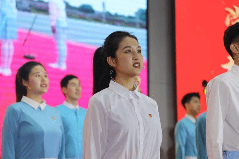 诗朗诵请党放心强国有我特写